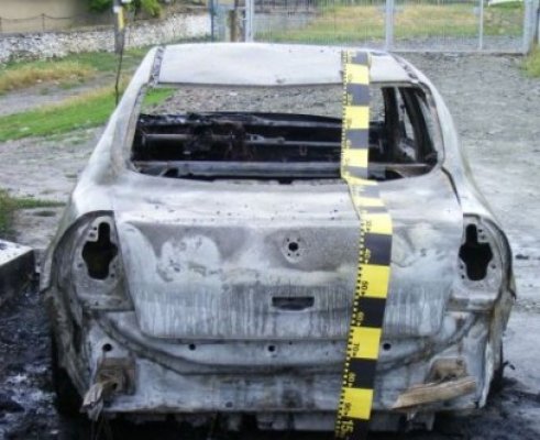 Senchiu, bărbartul arestat pentru că a distrus o maşină, a vrut să evadeze